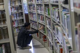 7 manfaat baca buku, jaga kesehatan hingga emosional