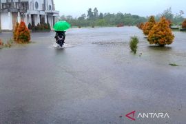 Hari ini mayoritas kota besar RI diperkirakan hujan ringan-berpetir
