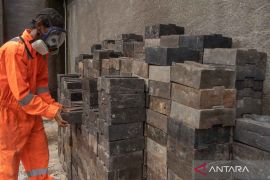 Sampah plastik bisa diolah menjadi batu bata