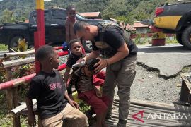 Satgas Damai Cartenz cukur rambut gratis bagi anak-anak Puncak Jaya