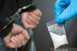Polisi bongkar peredaran sabu dalam kemasanbekas minuman di Serang