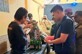 Ratusan botol minuman keras disita dari tempat panti pijat di Baturaja