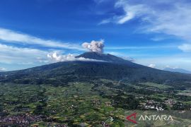 Gunung Marapi di Sumbar alami tiga kali erupsi