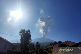 Tinggi kolom abu erupsi Gunung Marapi pada Minggu pagi mencapai 1.000 meter