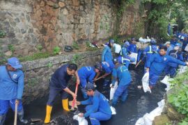 Cegah banjir, SDA Jaksel keruk saluran penghubung Pelita