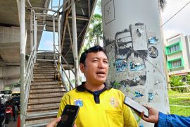 18 personel gabungan perbaiki JPO Tipar Cakung yang rusak