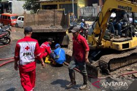 Pemkab Cianjur kerahkan alat berat bersihkan saluran air dari sampah