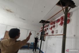 Nyaris ambruk, Pemkab Cianjur perbaiki ruang kelas SDN Bojongherang