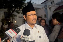 Mensos kaji ide Dedi Mulyadi soal syarat vasektomi untuk terima bansos