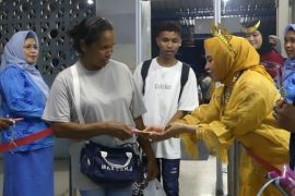 Pelni Ambon bagi-bagi bunga dan cokelat untuk penumpang perempuan