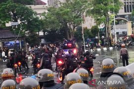 Polisi bubarkan aksi Hari Buruh di depan Kantor Gubernur Jateng