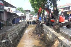 SDA Jaksel keruk kali di kawasan Jagakarsa untuk cegah banjir