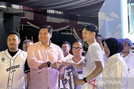 Menteri PKP serahkan 100 kunci rumah subsidi buruh pada May Day 2025