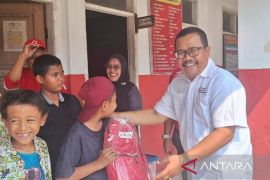 PMI Cianjur serahkan bantuan alat sekolah bagi siswa korban banjir