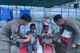 Satgas Damai Cartenz lakukan pendekatan humanis ke anak-anak di Mulia