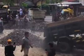 Polisi ingatkan sopir tidak blokir jalan negara di Lombok Timur