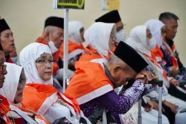 Jamaah calon haji diingatkan kurangi main ponsel selama di Tanah Suci