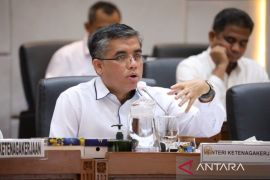 Menaker sebut kondisi lapangan kerja Indonesia tetap tangguh pada 2025