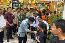 Wapres Gibran berbagi kasih dengan 100 anak panti asuhan di Kupang  