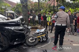 Satu pelajar SMA tewas usai tertabrak mobil di Jalan Anggrek Bandung