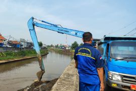 Cegah banjir, SDA Jaksel keruk Kali Ciliwung di Bukit Duri