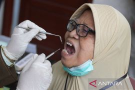 Kiat jaga kesehatan gigi agar tidak ompong saat menua