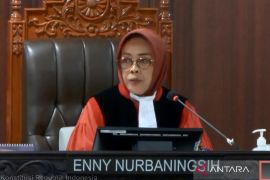 Pemohon uji formal UU TNI minta Presiden-DPR ganti rugi, MK: Tak lazim