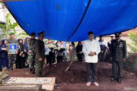 Korban pemusnahan amunisi, Mayor Anda Rohanda dimakamkan di Bandung