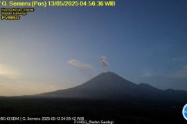 Gunung Semeru erupsi Selasa pagi, tinggi letusan 1 km di atas puncak