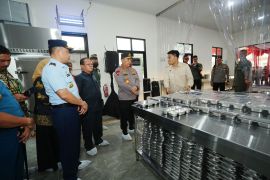Kapolri tinjau dapur SPPG Polda Sulsel untuk dukung MBG