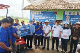 DPR RI beri bantuan alat pertanian ke kelompok tani di Lampung Selatan