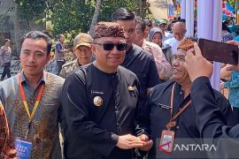 Bupati Garut pastikan anak korban ledakan amunisi dapat bantuan sampai kuliah