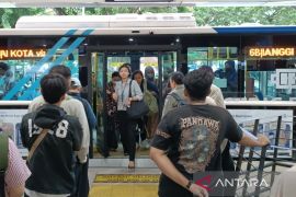 Transjakarta imbau penumpang lapor petugas saat alami ketidaknyamanan