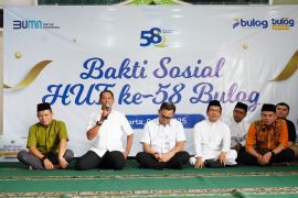Perum Bulog gelar bakti sosial dalam rangka HUT ke-58