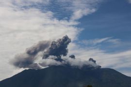 Gunung Marapi di Sumatera Barat erupsi dua kali dengan tinggi letusan capai 1.000 meter