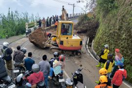 Tanah longsor tutup jalur Wonosobo-Dieng bisa dilalui kembali