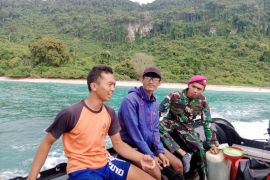 Tak pasti gajinya, 2 ABK nekat lompat dari kapal di Pulau Nusa Barong