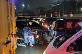 Lalu lintas Jalan Arjuna Utara Jakbar macet total akibat banjir