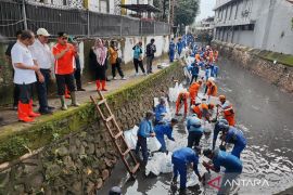 Jaksel keruk lumpur dan sampah di Kali Jelawe untuk antisipasi banjir
