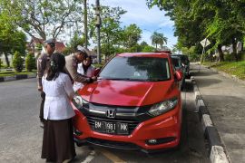 Parkir sembarangan, puluhan kendaraan ditilang di depan RSUD Arifin Ahmad