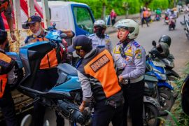 Dishub Jaksel tindak 40 kendaraan bermotor parkir liar