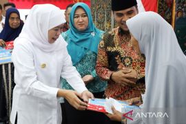 Khofifah serahkan Rp7,62 miliar bantu entaskan kemiskinan di Bangkalan