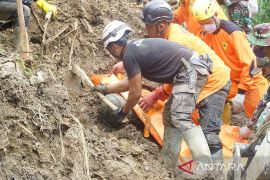 Semua korban longsor Trenggalek ditemukan, operasi pencarian ditutup