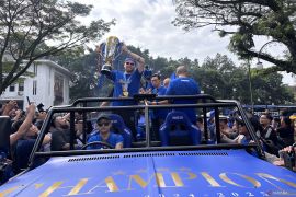 Puluhan ribu Bobotoh ramaikan pawai Persib Bandung juara Liga 1