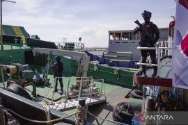 Petugas gabungan patroli laut tangkap komplotan penyelundup 2 ton sabu-sabu di perairan Kepri