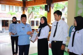 Bantul serahkan Surat Keputusan pengangkatan CPNS formasi 2024 kepada 111 orang