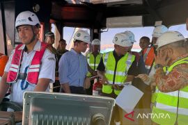 Gibran tinjau titik pendangkalan laut dari atas Kapal Bunga Raflesia