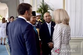 Presiden Prabowo kenalkan putranya kepada Presiden Macron dan Brigitte