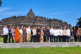 Akhiri kegiatan, Prabowo dan Macron foto bersama seniman di Borobudur