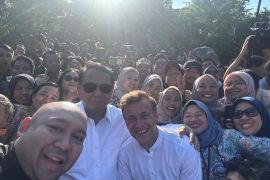 Dibantu Didit, Prabowo-Macron selfie bersama wartawan di Borobudur